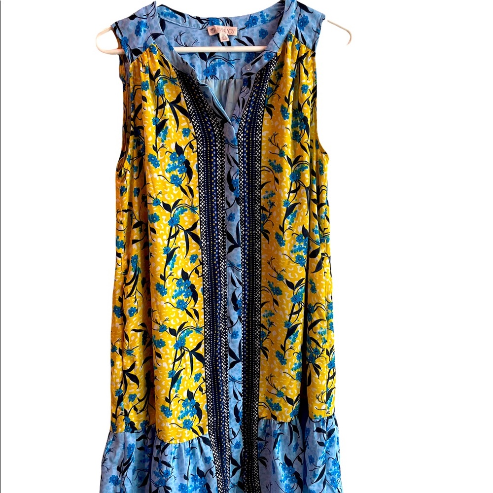 Cute floral dress. Perfect for spring and summer!